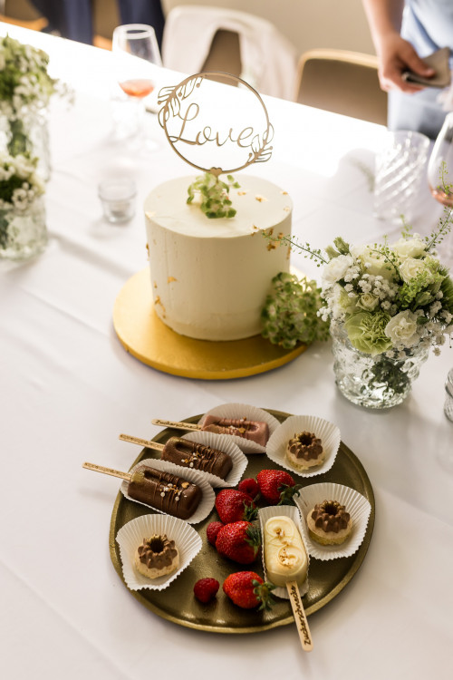 Candytable auf einer Hochzeit in Königsbronn mit Hochzeitstorte